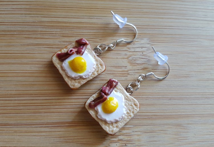 Boucles d'oreilles œufs et bacon sur toast...