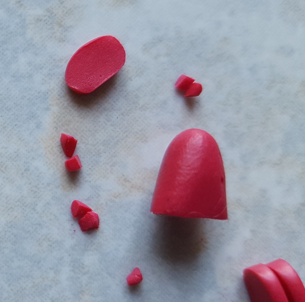 Étape de création d'un charm en fimo en forme de kébab miniature ou sandwich grec : découper la tomate