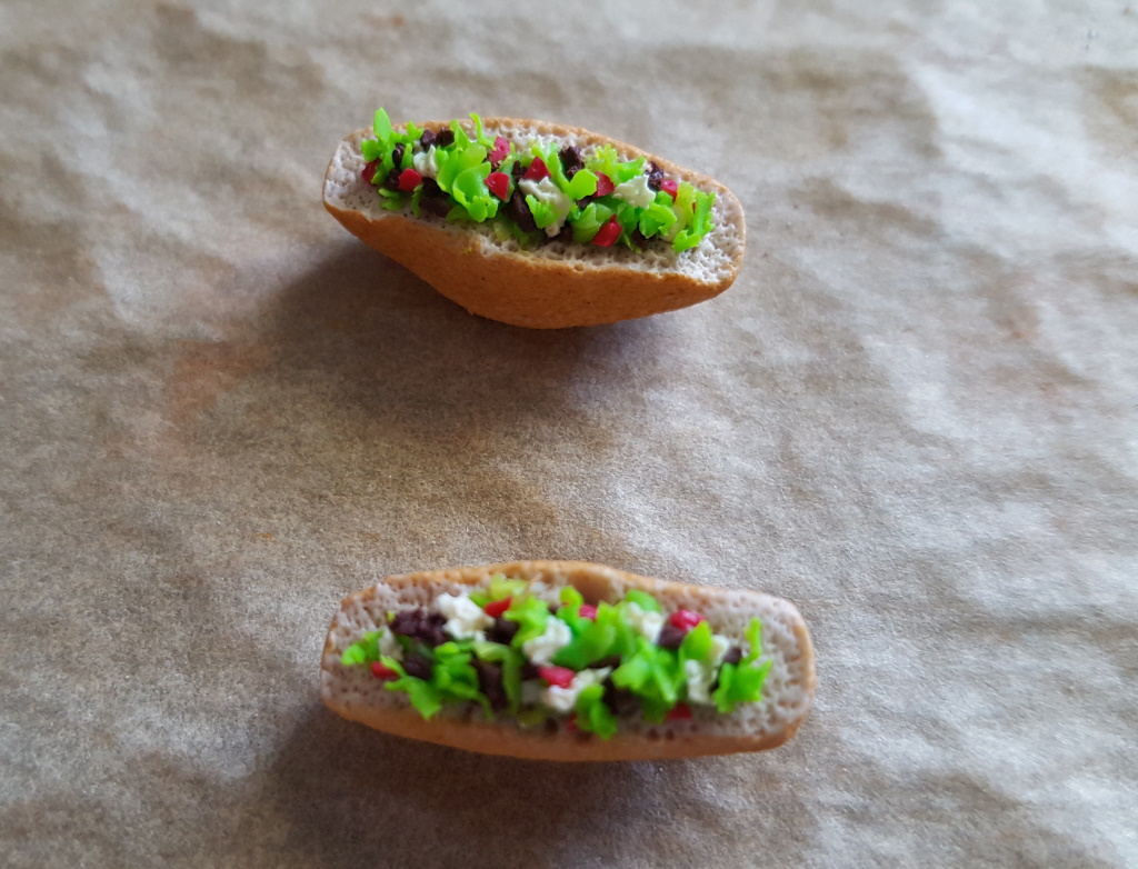 Étape de création d'un charm en fimo en forme de kébab miniature ou sandwich grec : cuire le pain