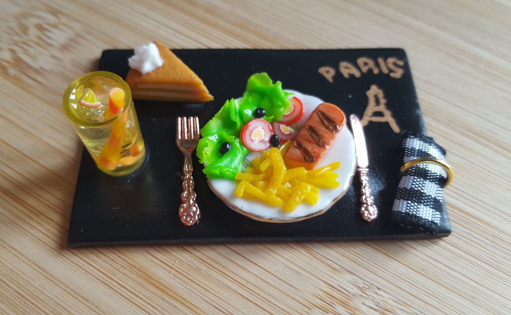 plateau miniature taille 1/12 en fimo style brasserie ; pavé de saumon grillé frites salade et part de gâteau
