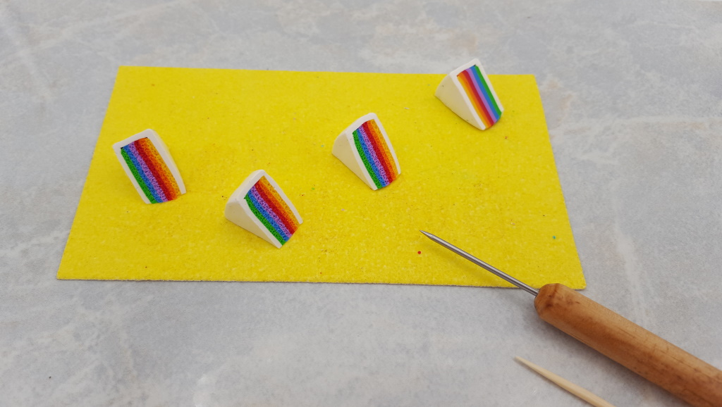 Étape de la création d'un Rainbow cake en pâte fimo : texturer les parts