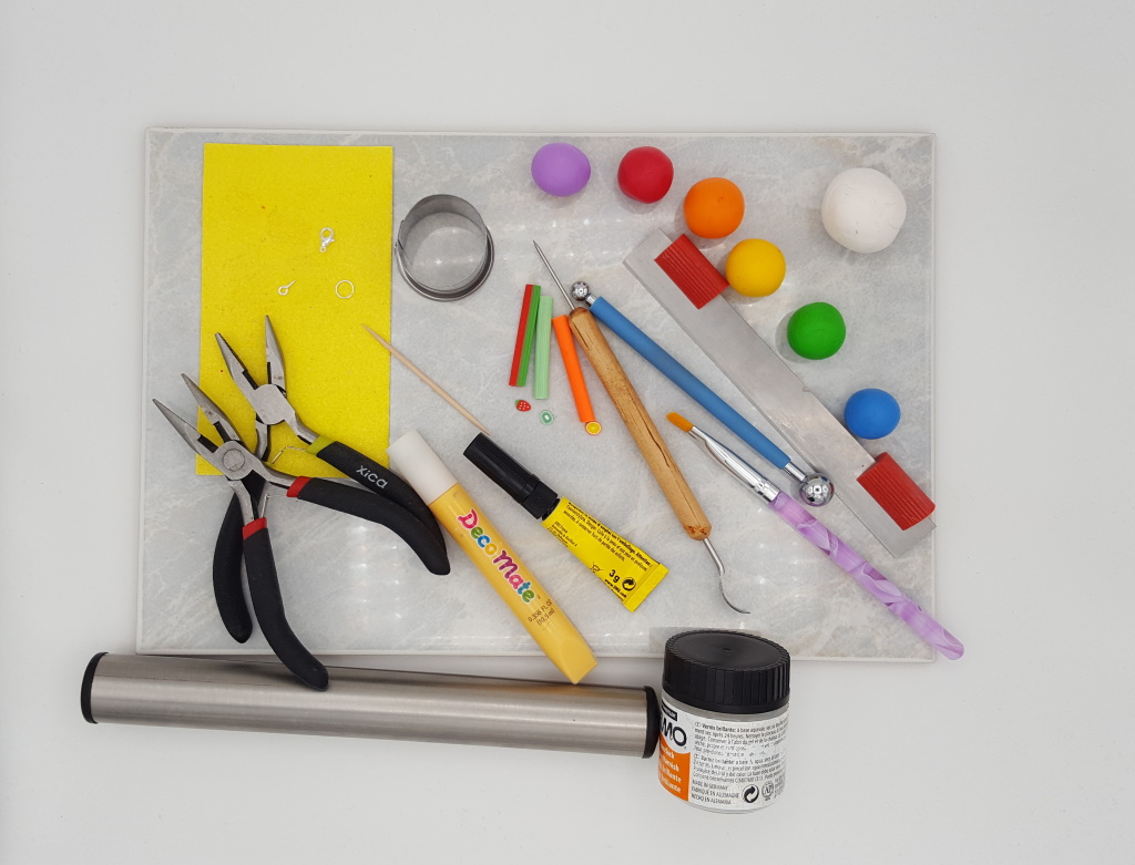 Matériel pour la réalisation d'objet en pâte polymère fimo : rouleau, aiguille, lame, emporte-pièce, dooting tool, cure-dents et pinces