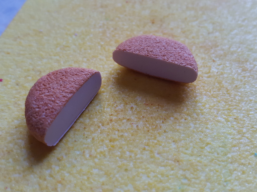 Étape de création d'un charm en fimo en forme de kébab miniature ou sandwich grec : découpage du pain