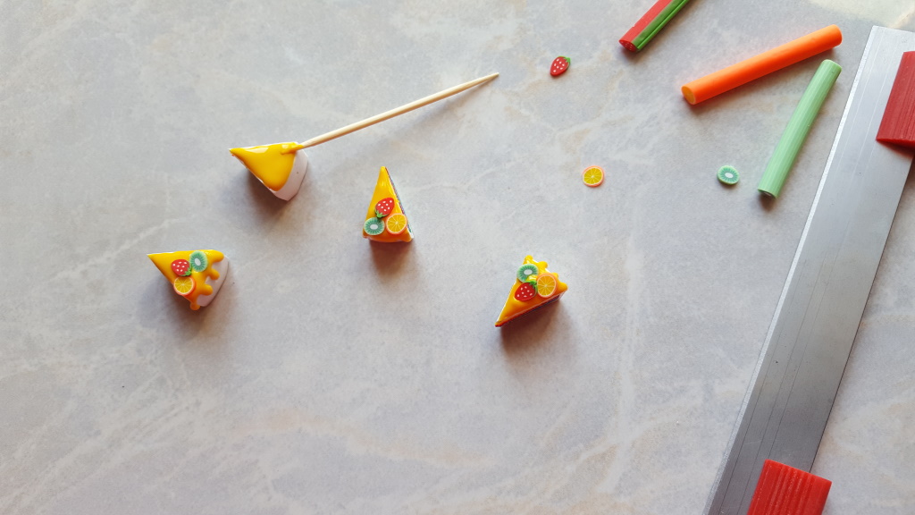 Étape de la création d'un Rainbow cake en pâte fimo : décorer le dessus du gâteau