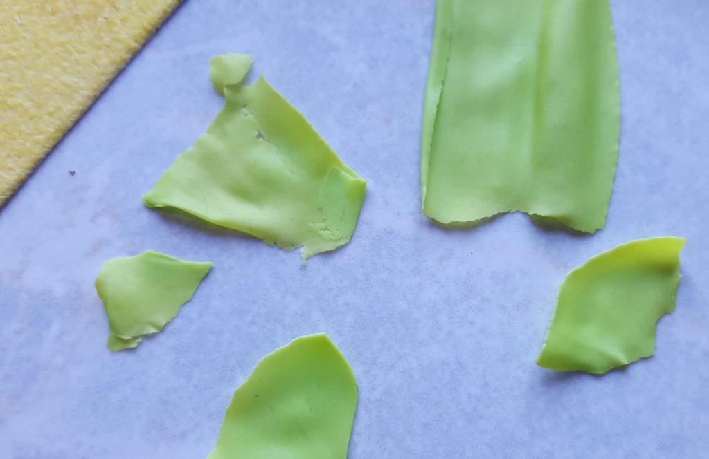 Étape de création d'un charm en fimo en forme de kébab miniature ou sandwich grec : les feuilles de salade