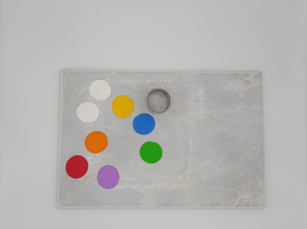 Etape de la création d'un rainbow cake en pâte fimo : le montage du gâteau