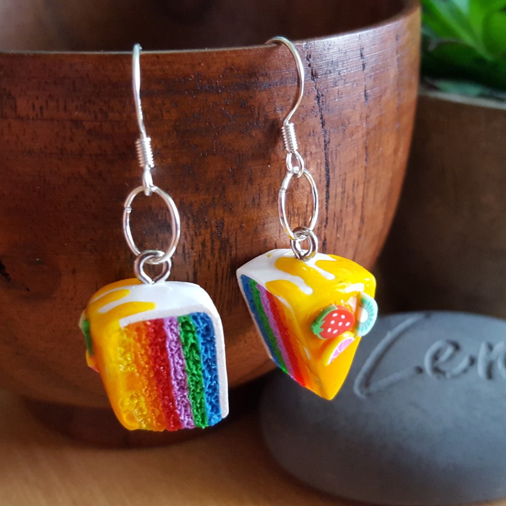 Étape de la création d'un Rainbow cake en pâte fimo : montage en boucles-d'oreilles