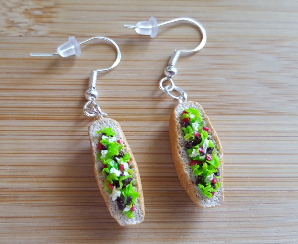Étape de création d'un charm en fimo en forme de kébab miniature ou sandwich grec : monter une paire de boucles d'oreille "kébab"