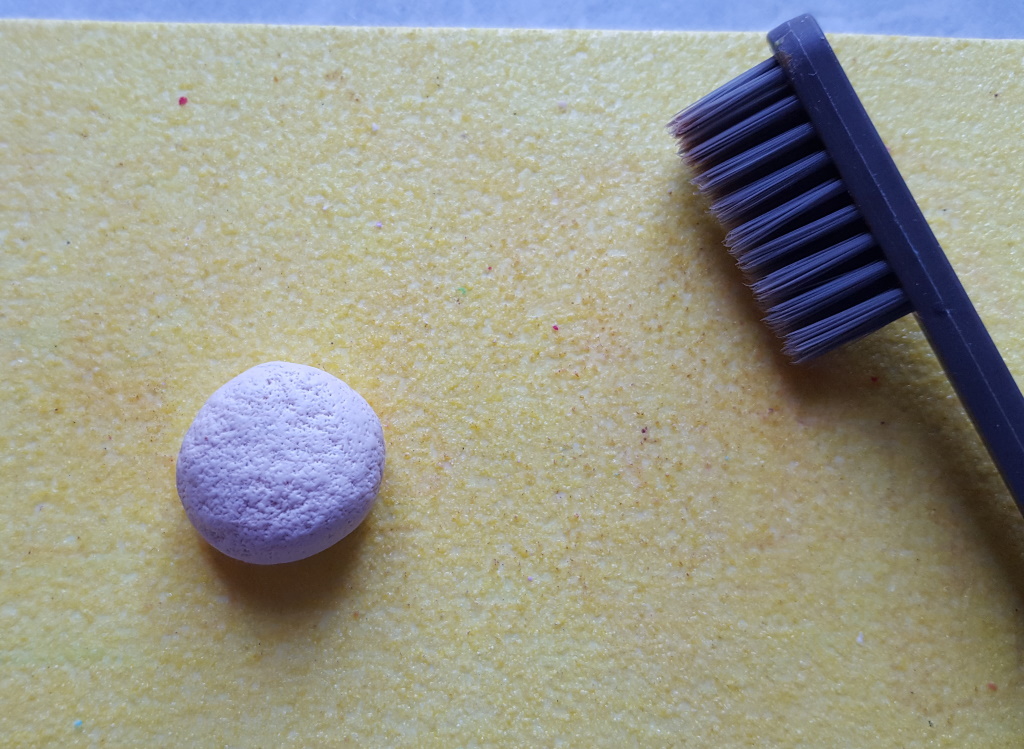 Étape de création d'un charm en fimo en forme de kébab miniature ou sandwich grec : texturer le pain