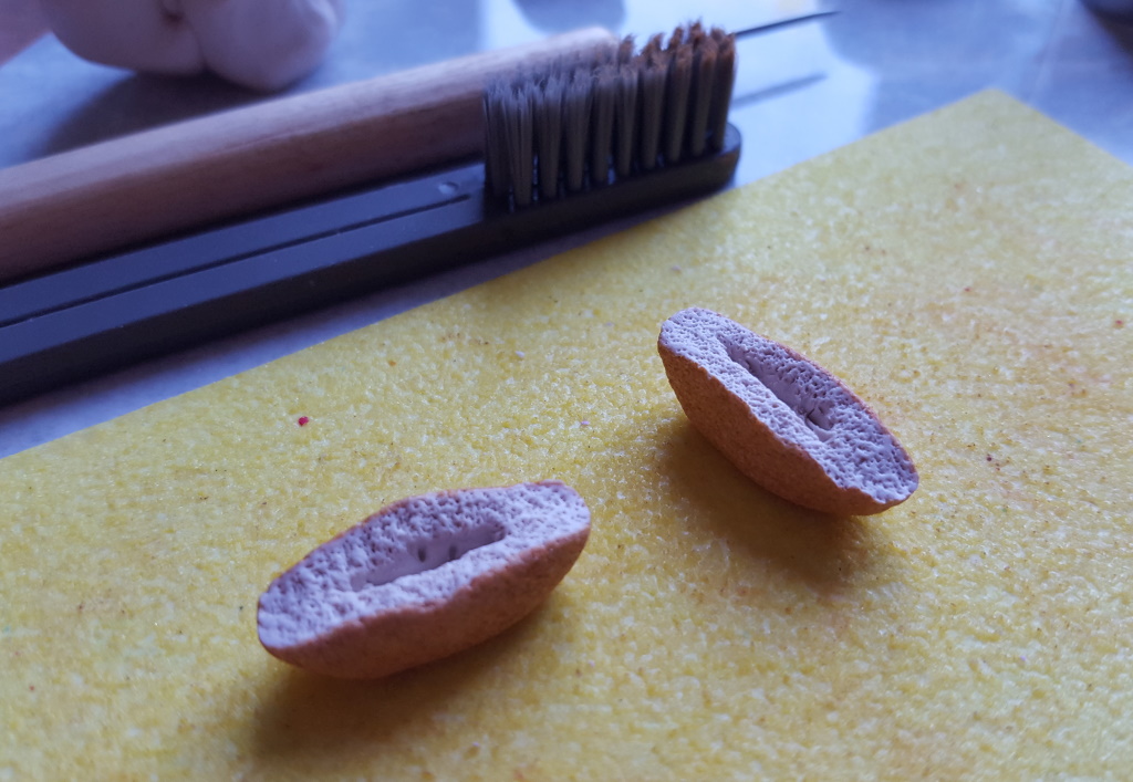 Étape de création d'un charm en fimo en forme de kébab miniature ou sandwich grec : texturer le pain