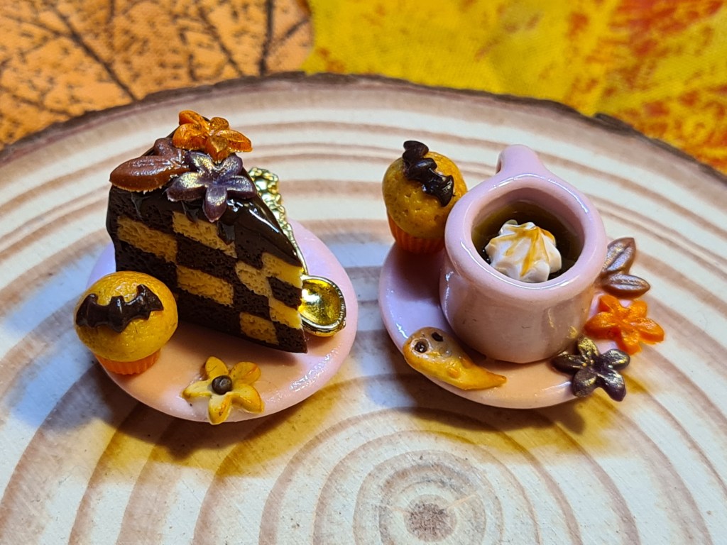 Miniatures 1/12 sur le thème de l'automne et d'Halloween. Tasse et assiette de gâteau en fimo.