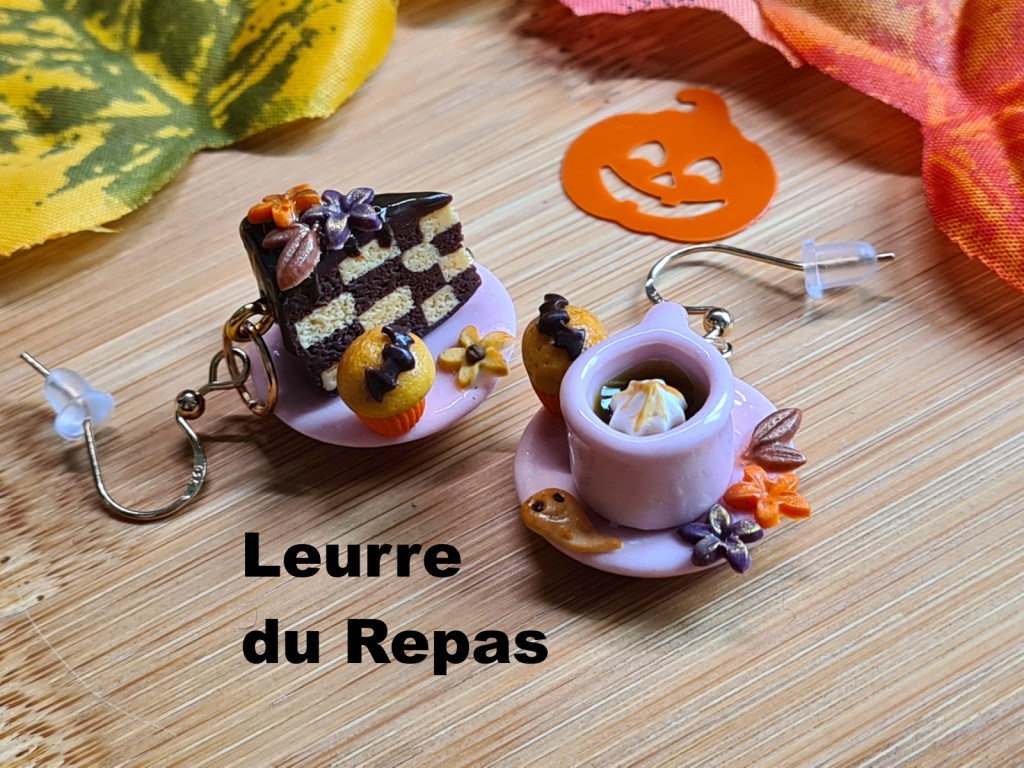 Boucles d'oreille gourmandes sur le thème de l'automne et d'Halloween. Tasse et assiette de gâteau en fimo.