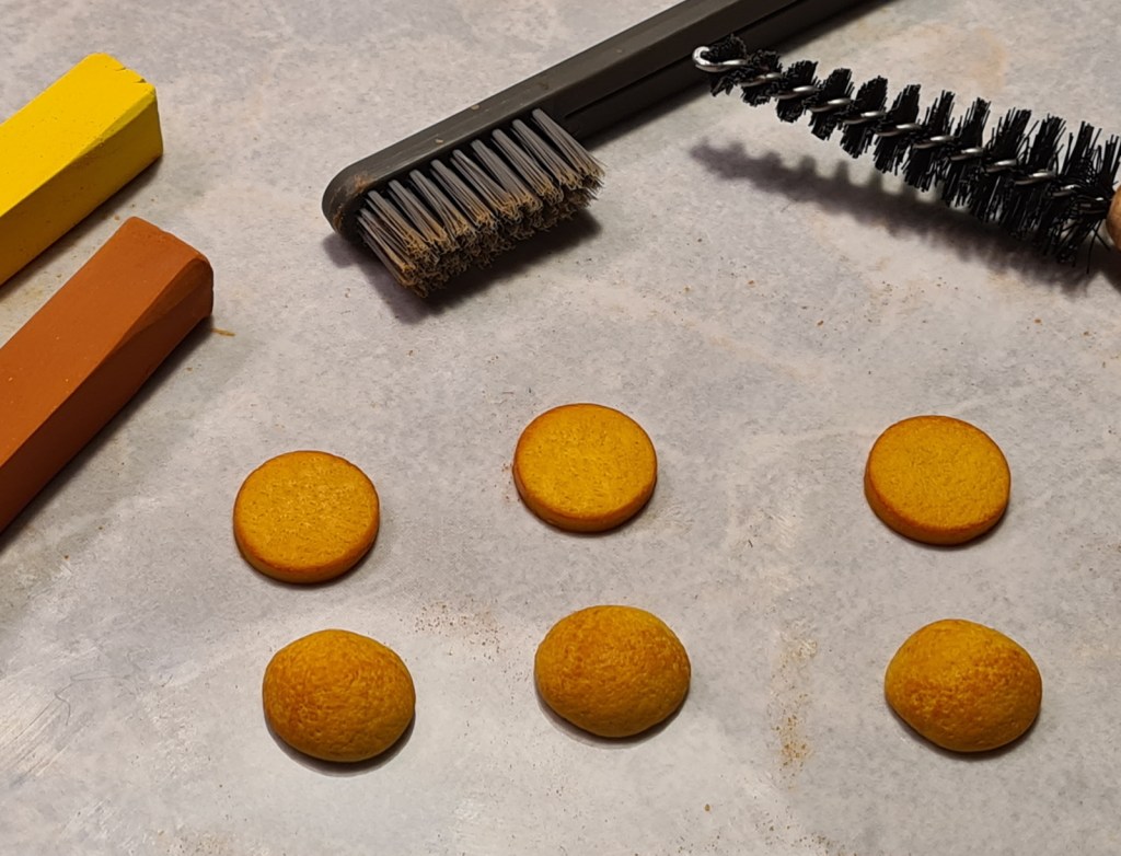 Texture et coloration aux pastels sec d'une création en fimo